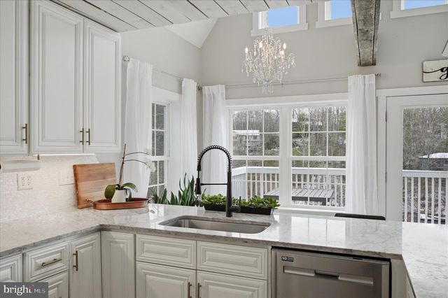 1239 LAKEVIEW DR, Cross Junction, VA 22625