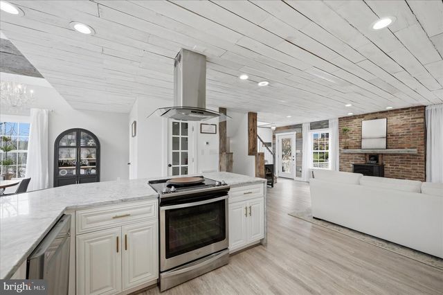 1239 LAKEVIEW DR, Cross Junction, VA 22625