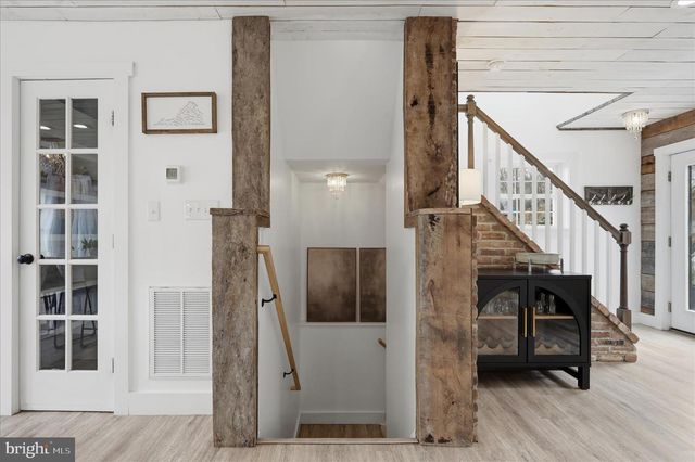 1239 LAKEVIEW DR, Cross Junction, VA 22625