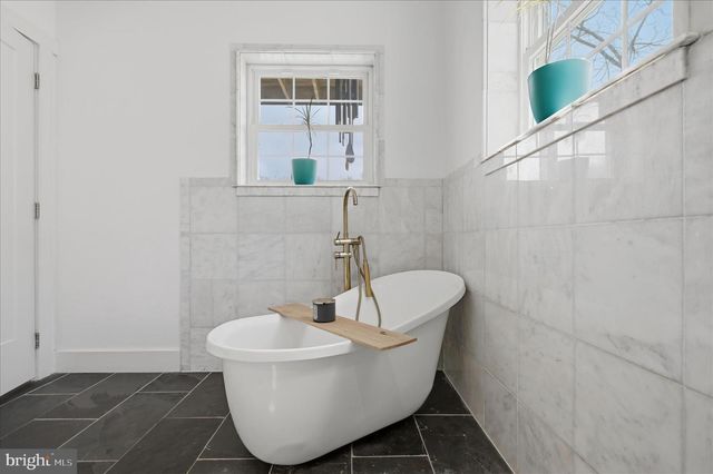 1239 LAKEVIEW DR, Cross Junction, VA 22625