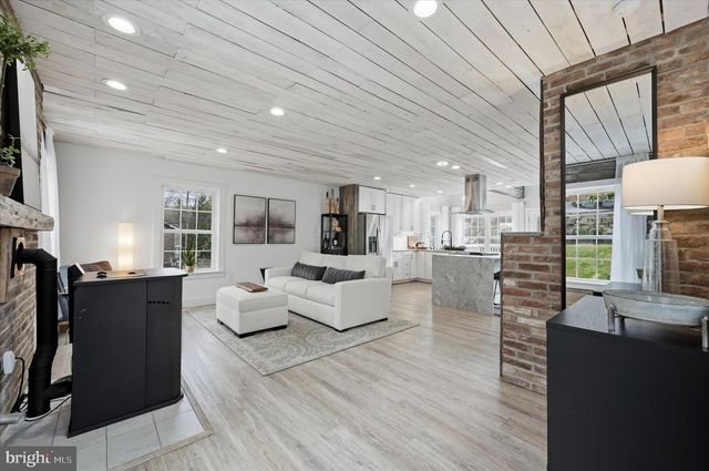 1239 LAKEVIEW DR, Cross Junction, VA 22625