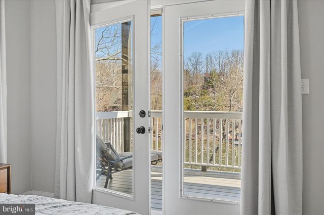 1239 LAKEVIEW DR, Cross Junction, VA 22625