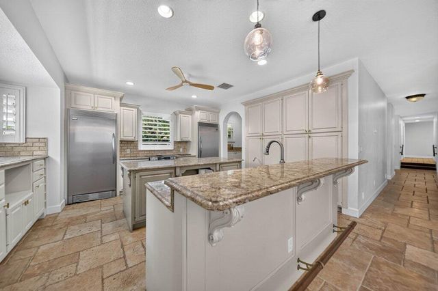 15 W HIGH POINT Road, Sewalls Point, FL 34996