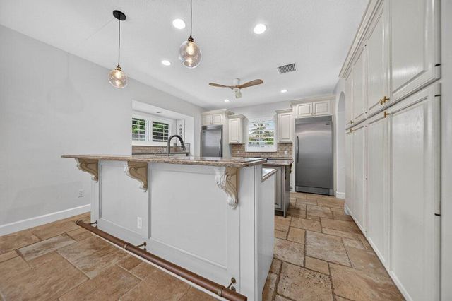 15 W HIGH POINT Road, Sewalls Point, FL 34996
