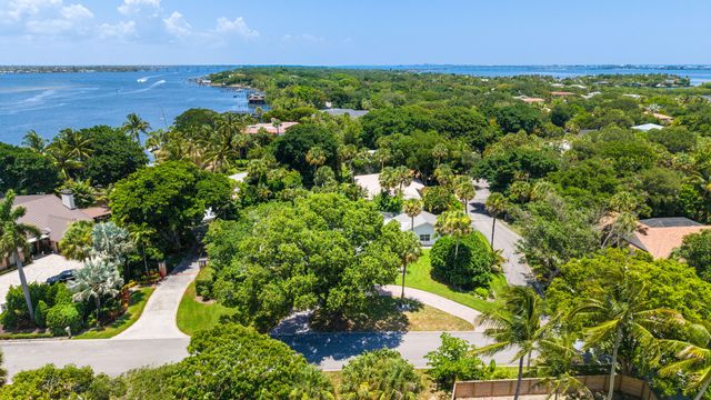 15 W HIGH POINT Road, Sewalls Point, FL 34996