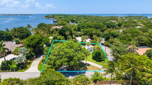 15 W HIGH POINT Road, Sewalls Point, FL 34996