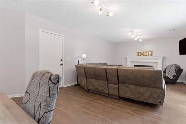 1012 NW Pennington Place, Blue Springs, MO 64015