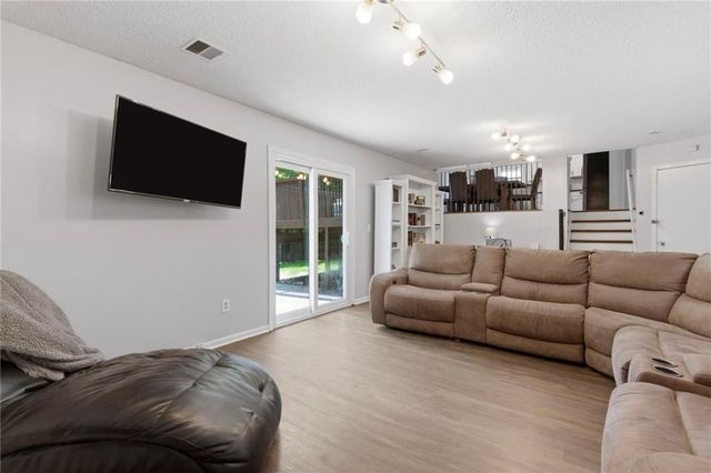 1012 NW Pennington Place, Blue Springs, MO 64015