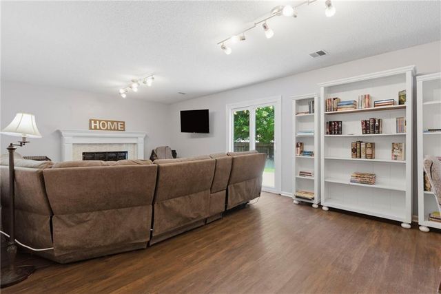 1012 NW Pennington Place, Blue Springs, MO 64015