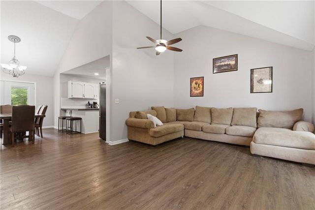1012 NW Pennington Place, Blue Springs, MO 64015