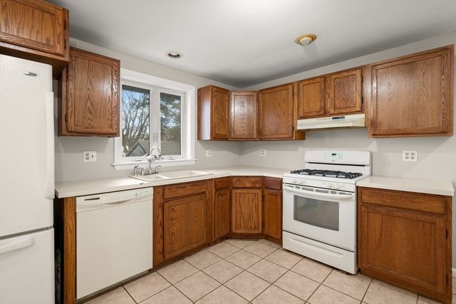 42 Beresford St, Lawrence, MA 01843