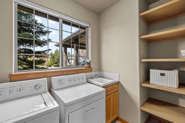 2546 NW 22nd Street, Redmond, OR 97756