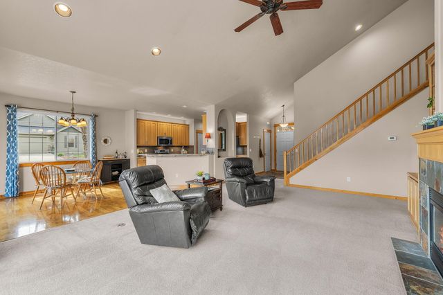 2546 NW 22nd Street, Redmond, OR 97756