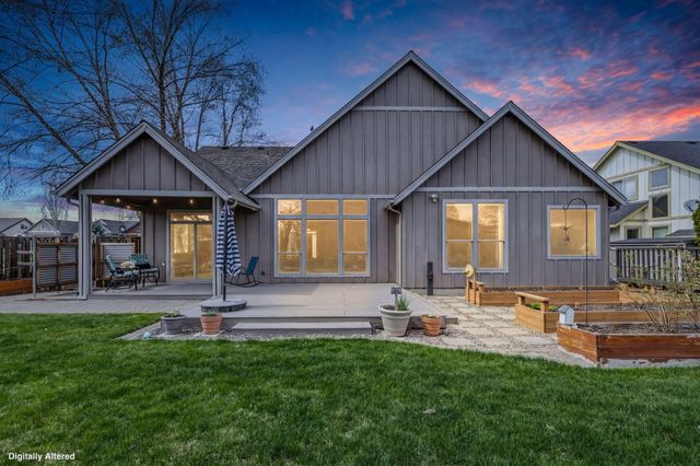 2546 NW 22nd Street, Redmond, OR 97756