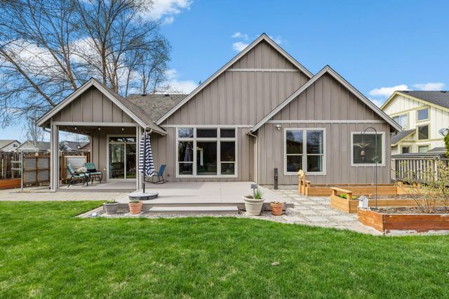 2546 NW 22nd Street, Redmond, OR 97756