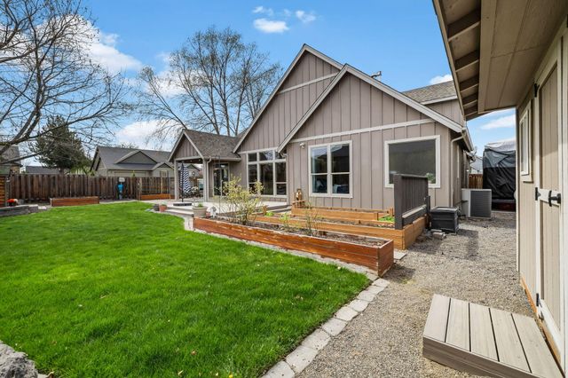 2546 NW 22nd Street, Redmond, OR 97756