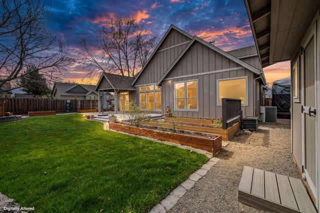 2546 NW 22nd Street, Redmond, OR 97756