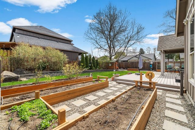 2546 NW 22nd Street, Redmond, OR 97756