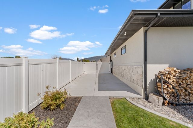 91 N MORNING MIST LN, Kaysville, UT 84037