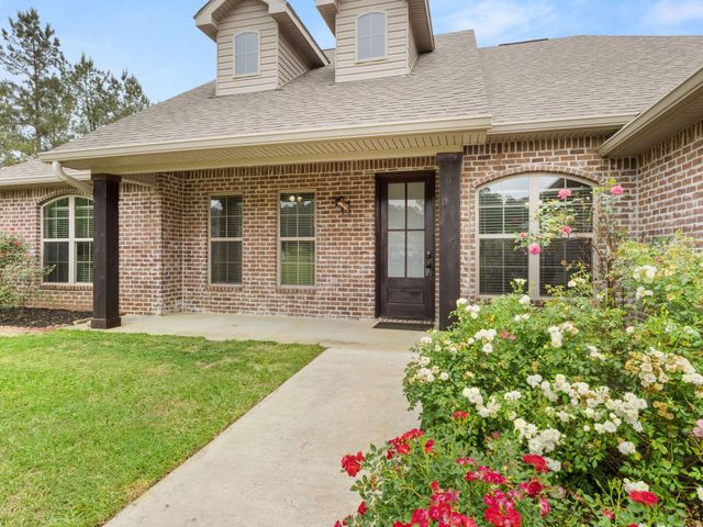 221 Aidan Dr, Leesville, LA 71446
