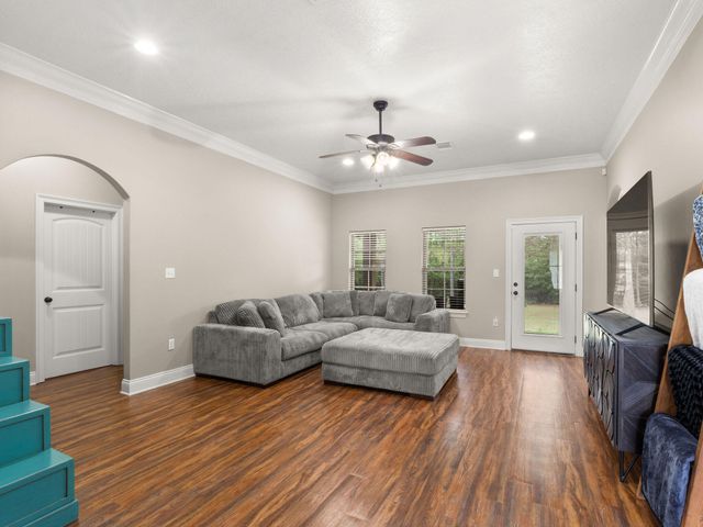 221 Aidan Dr, Leesville, LA 71446