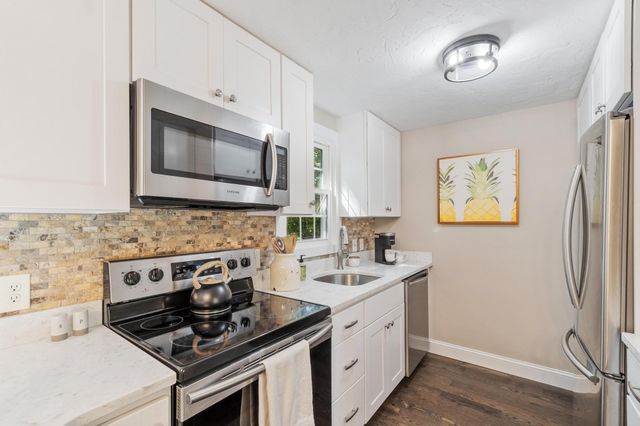 15 Tiffany Cir 15, Millbury, MA 01527