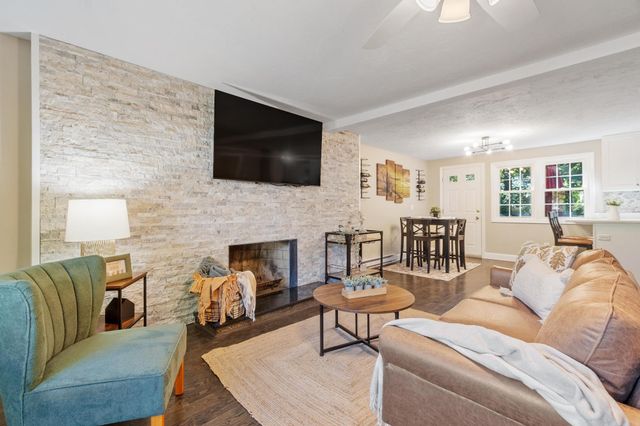 15 Tiffany Cir 15, Millbury, MA 01527