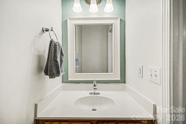 8048 Stoneham Court, Matthews, NC 28105