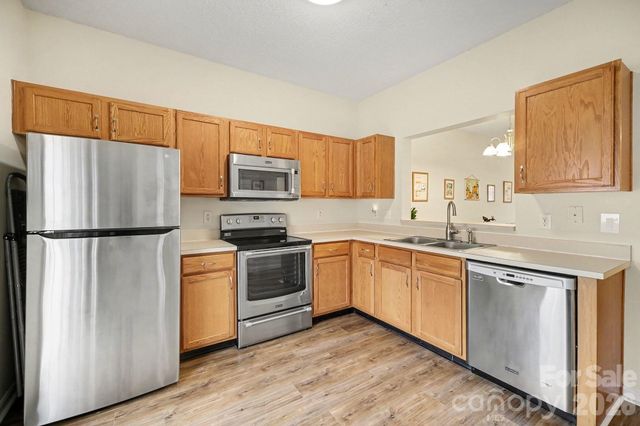 8048 Stoneham Court, Matthews, NC 28105