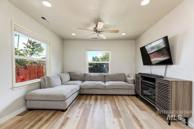 2212 Willow St, Caldwell, ID 83605
