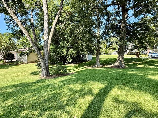 101 W Burch Street, Hartford, AL 36344