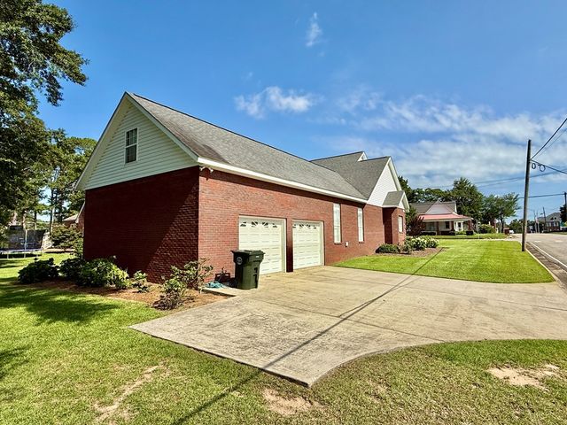 101 W Burch Street, Hartford, AL 36344