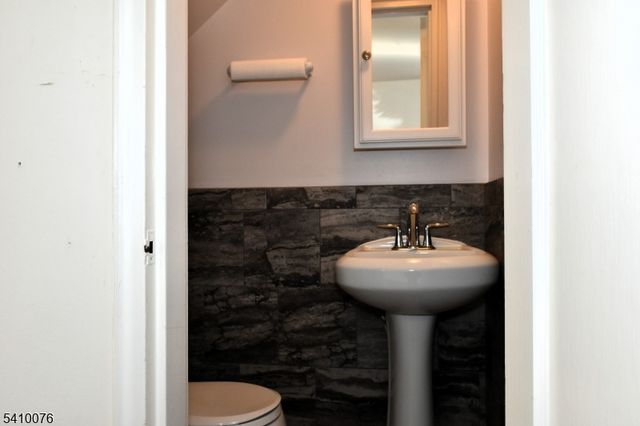 41 Elmwood Ter 41, Elmwood Park Boro, NJ 07407