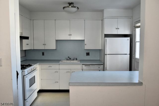 41 Elmwood Ter 41, Elmwood Park Boro, NJ 07407