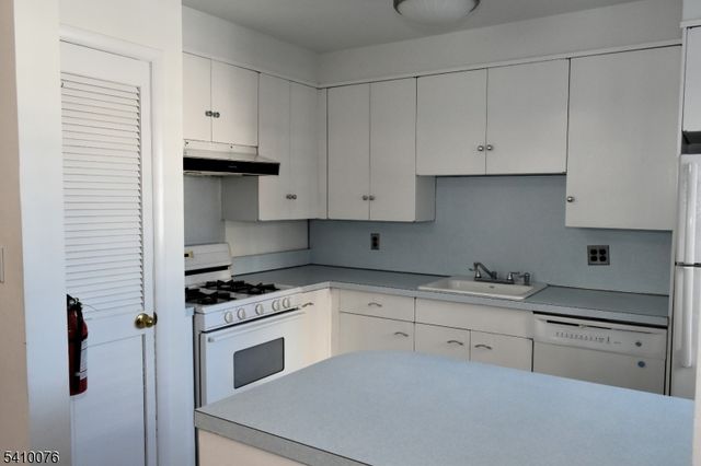 41 Elmwood Ter 41, Elmwood Park Boro, NJ 07407