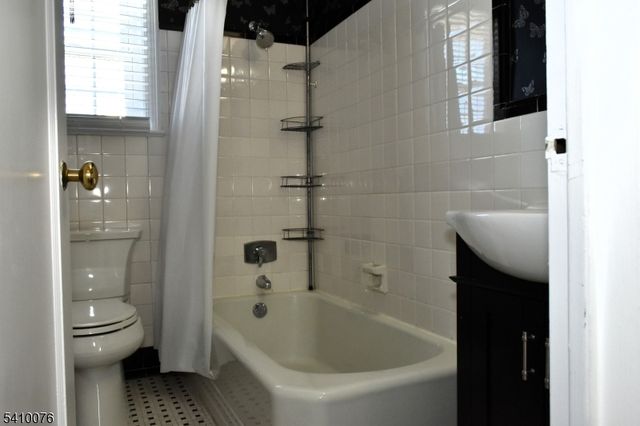 41 Elmwood Ter 41, Elmwood Park Boro, NJ 07407