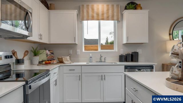 502 Redmond St NE, Salem, OR 97301