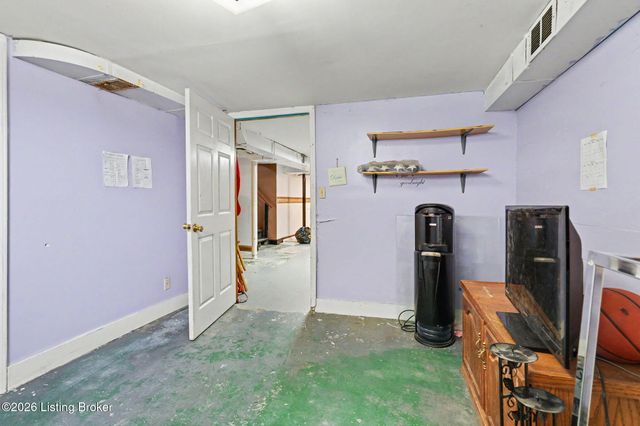 2238 Amboy Dr, Louisville, KY 40216