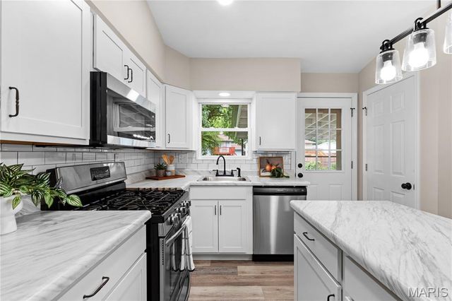 2395 Hummingbird Drive, Florissant, MO 63033