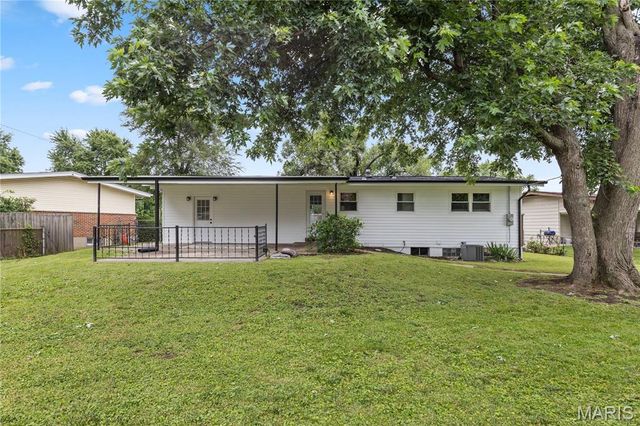 2395 Hummingbird Drive, Florissant, MO 63033