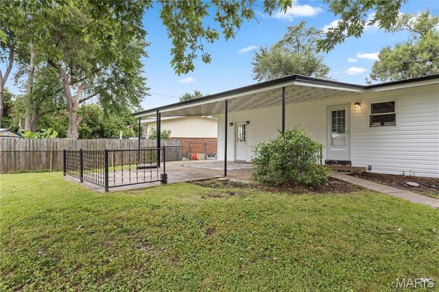 2395 Hummingbird Drive, Florissant, MO 63033