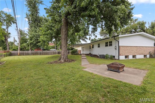 2395 Hummingbird Drive, Florissant, MO 63033