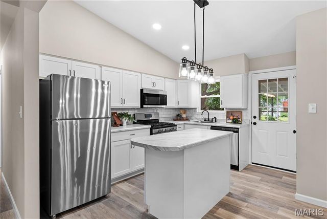 2395 Hummingbird Drive, Florissant, MO 63033