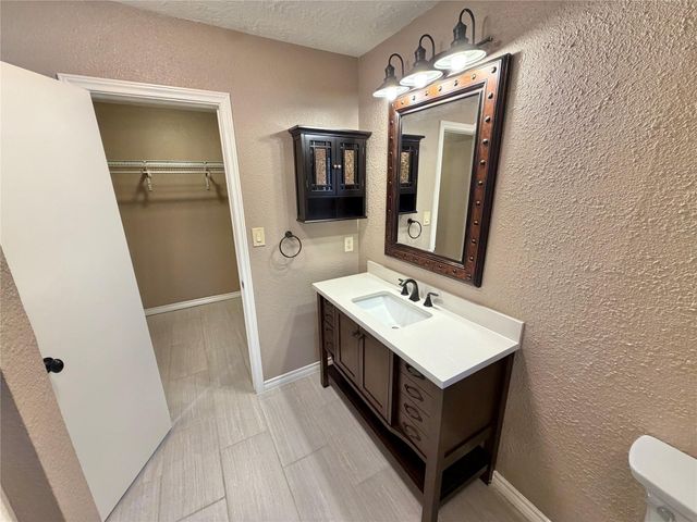 14 Sarita Rd, Angleton, TX 77515