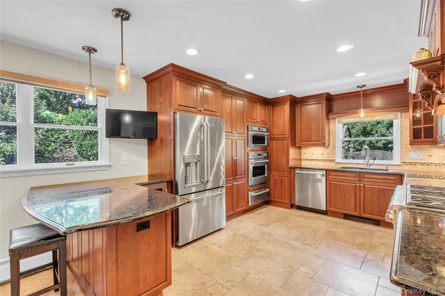 18 Briarcliff Place, Huntington, NY 11743