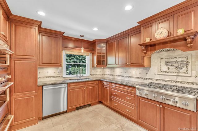 18 Briarcliff Place, Huntington, NY 11743