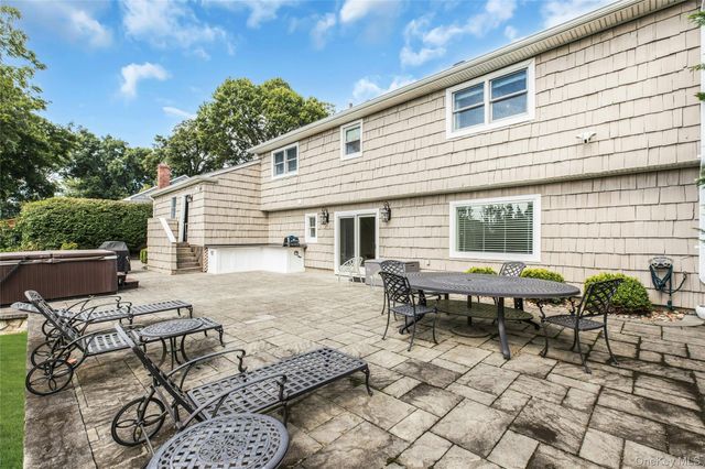 18 Briarcliff Place, Huntington, NY 11743