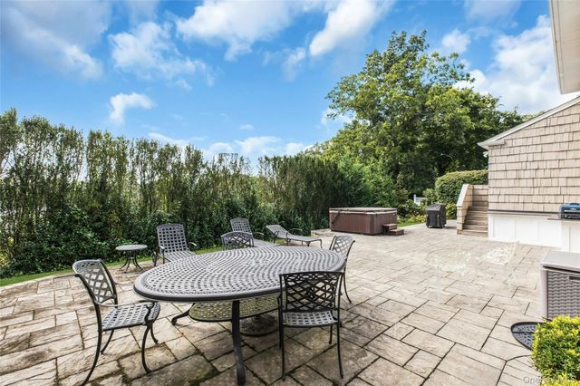18 Briarcliff Place, Huntington, NY 11743