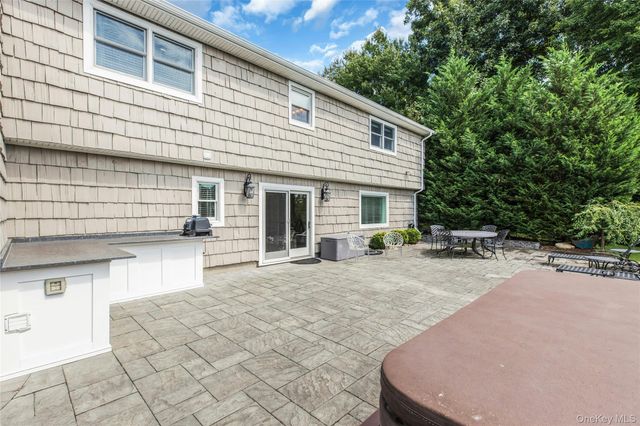 18 Briarcliff Place, Huntington, NY 11743