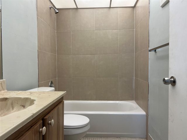 3101 NW 47th Ter 228, Lauderdale Lakes, FL 33319